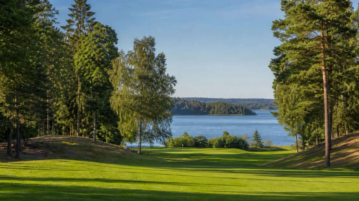 18-hålsbanans park- och skogsmiljö intill Ullnasjön
