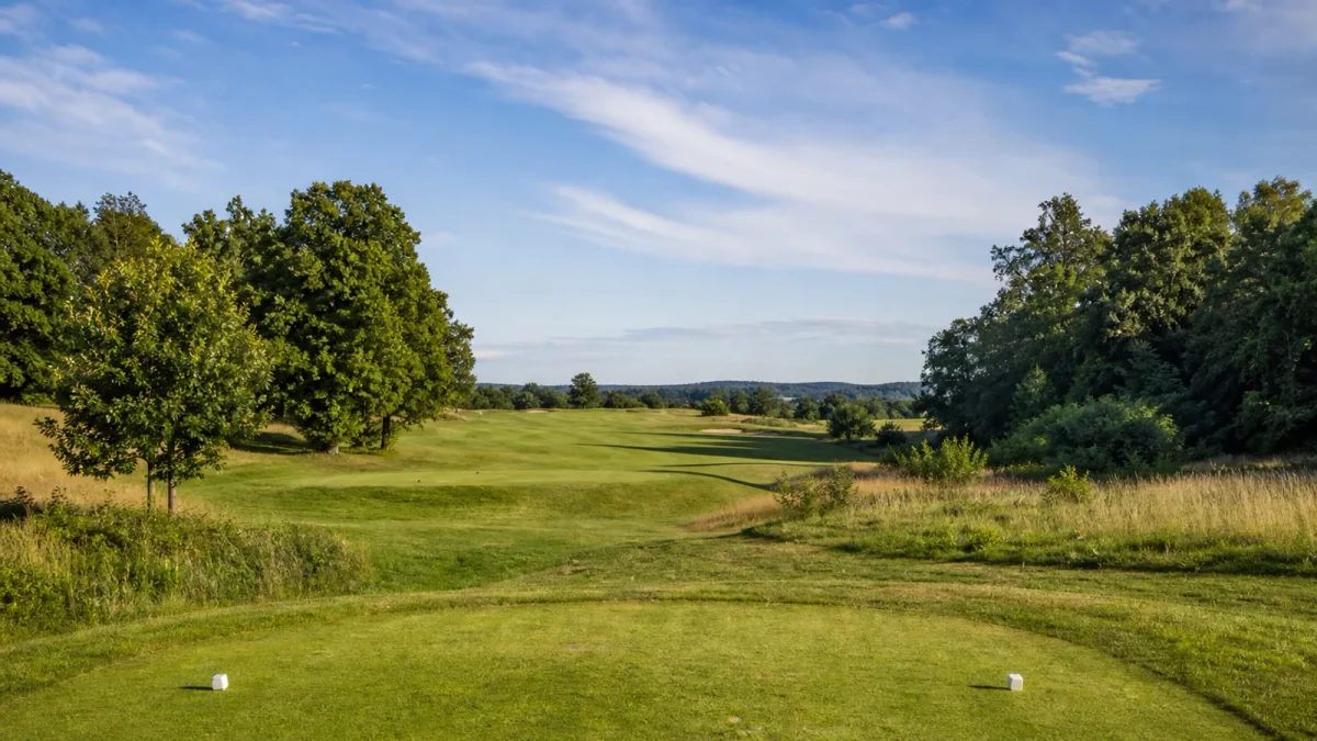 Bred fairway, stora bunkrar och vatten vid The Stadium Course i Bro