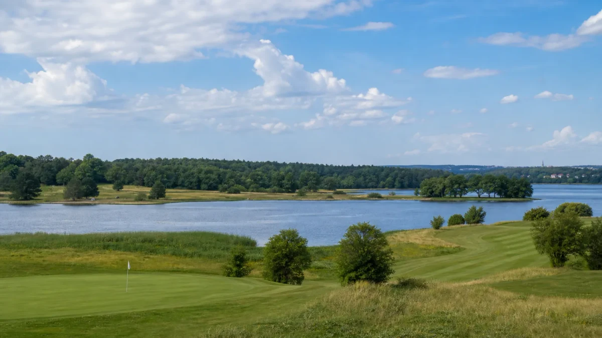 Golfbanan vid Kyrkviken och Långängens naturreservat på Lidingö
