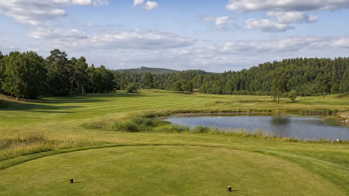 Ombyggd tee, fairway och vattenhinder på Fors Golfs 18-hålsbana