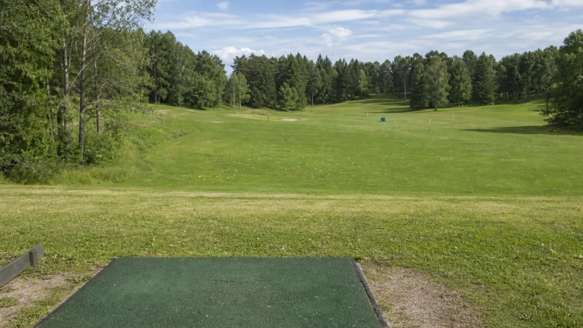 Utslagsmatta vid drivingrangen och den gröna 9-hålsbanan i Hässelby