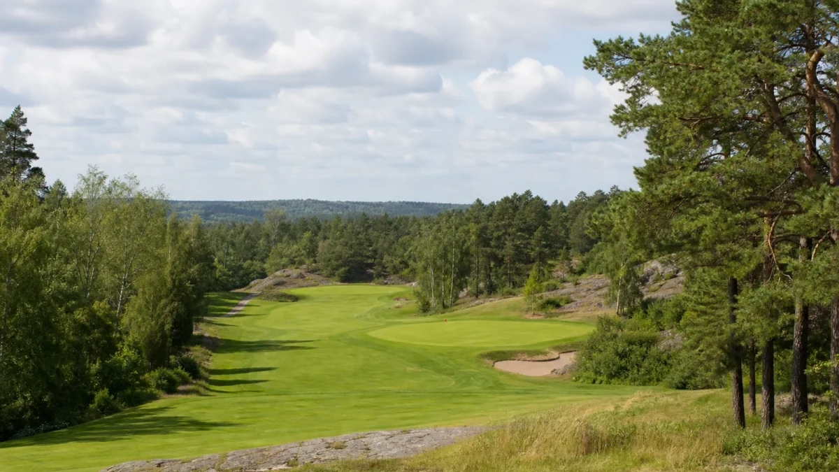 Golfspelare på en golfbana i Huvudstadens Golfklubbs spelutbud i Stockholm