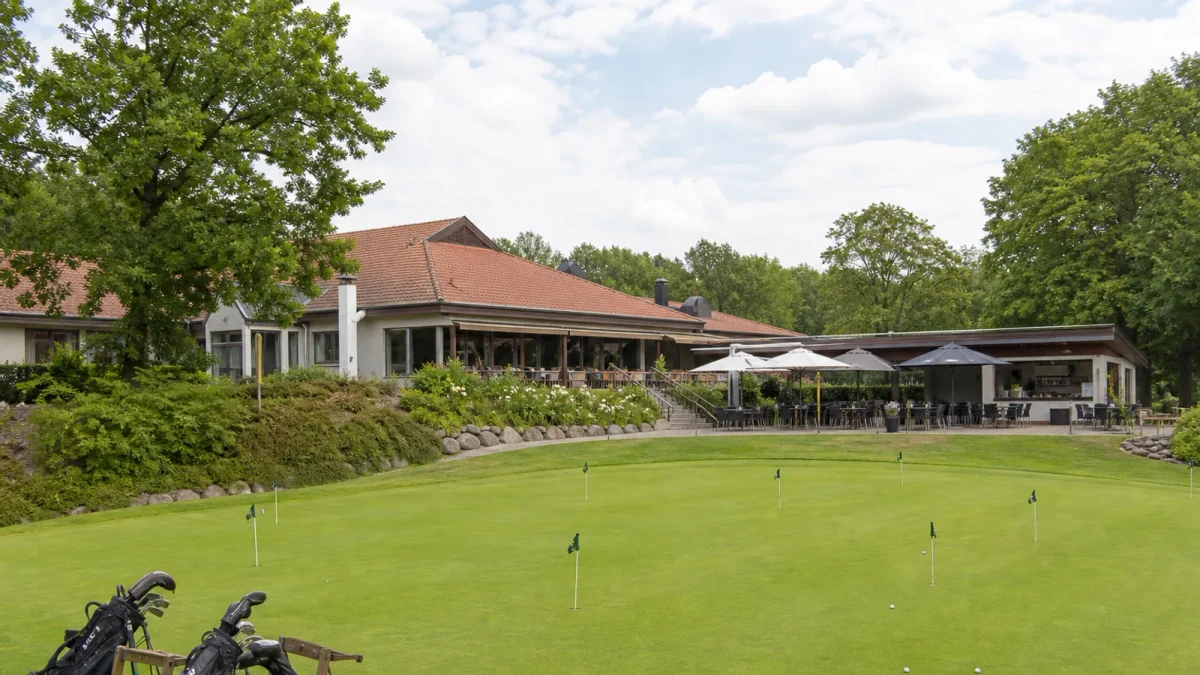 Puttinggreen och klubbhus vid Täby kyrkby Golfcenter