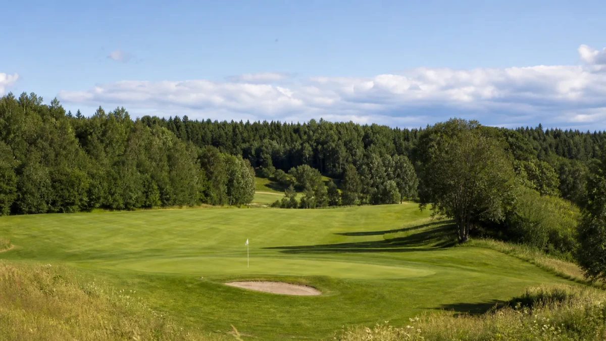 Fairway och green på Kallfors Golfs 18-hålsbana i Järna