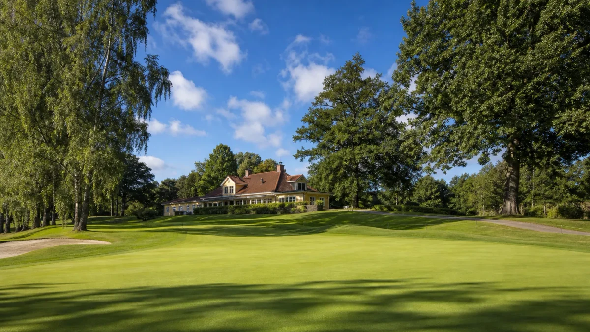 Puttinggreen, greenen på hål 4 och klubbhuset på Lidingö Golfklubb