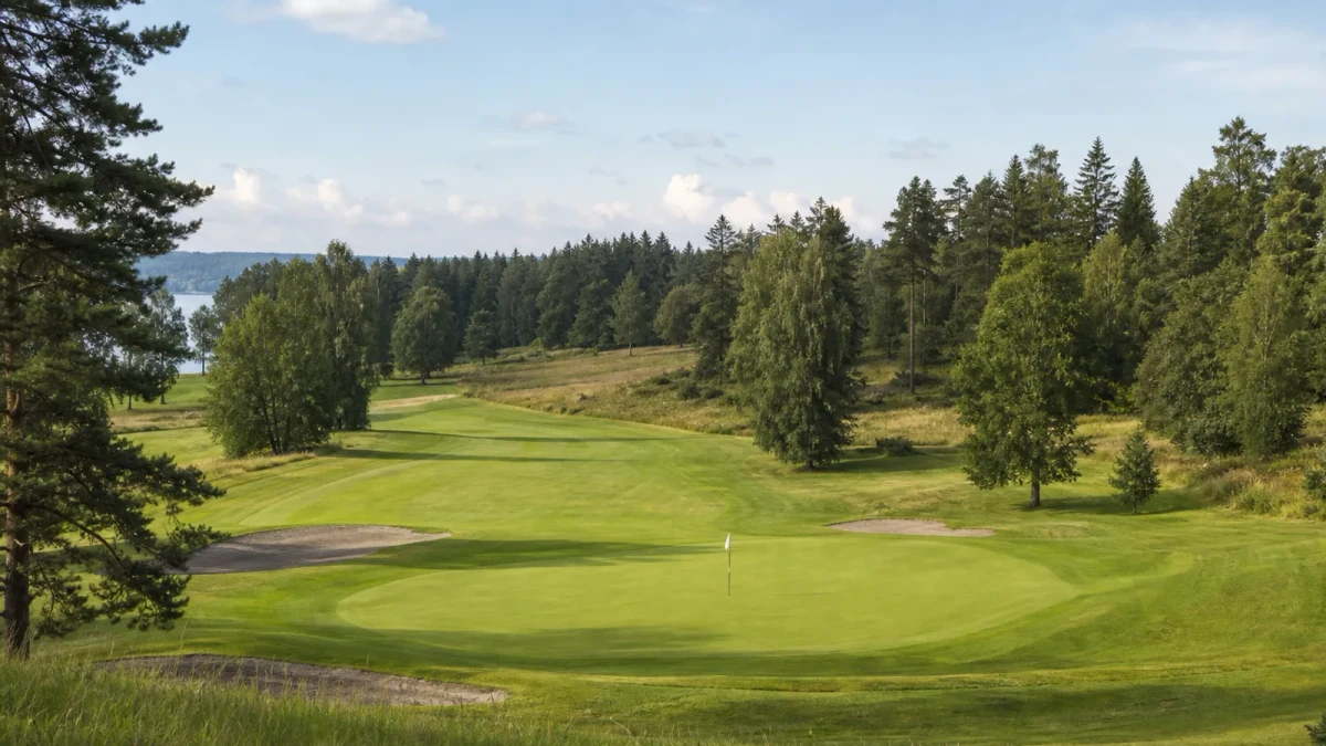 Fairway och green på 18-hålsbanan vid Skytteholm på Ekerö.