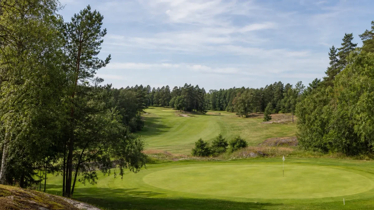 Ett golfhål och puttinggreen på Nacka Golfklubb i Saltsjö-Boo.