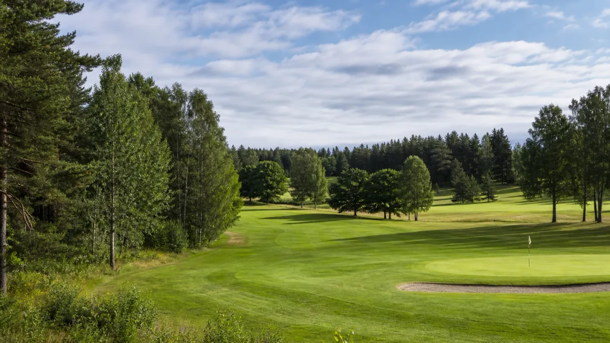 Golfbana i skogs- och parkmiljö på Norråva Golfklubb