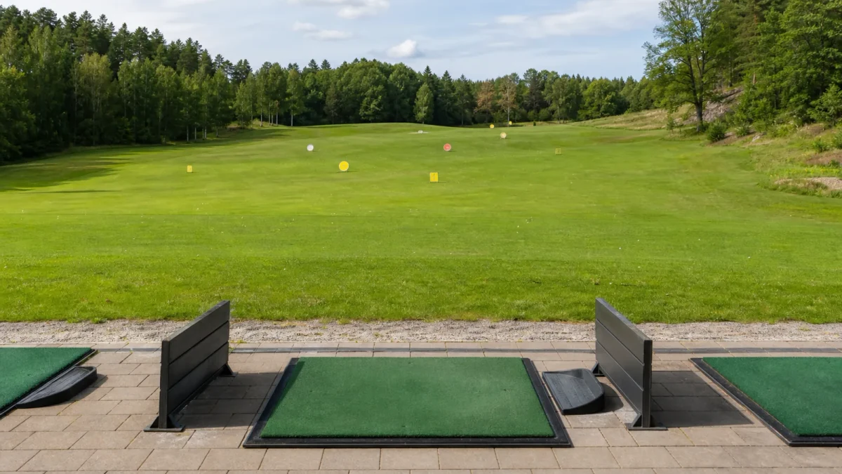 Golfare på driving rangen vid Nynäshamns Golfklubb i Ösmo