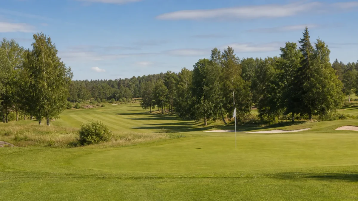Golfspel på 18-hålsbanan vid Österåkers Golfklubb i Åkersberga