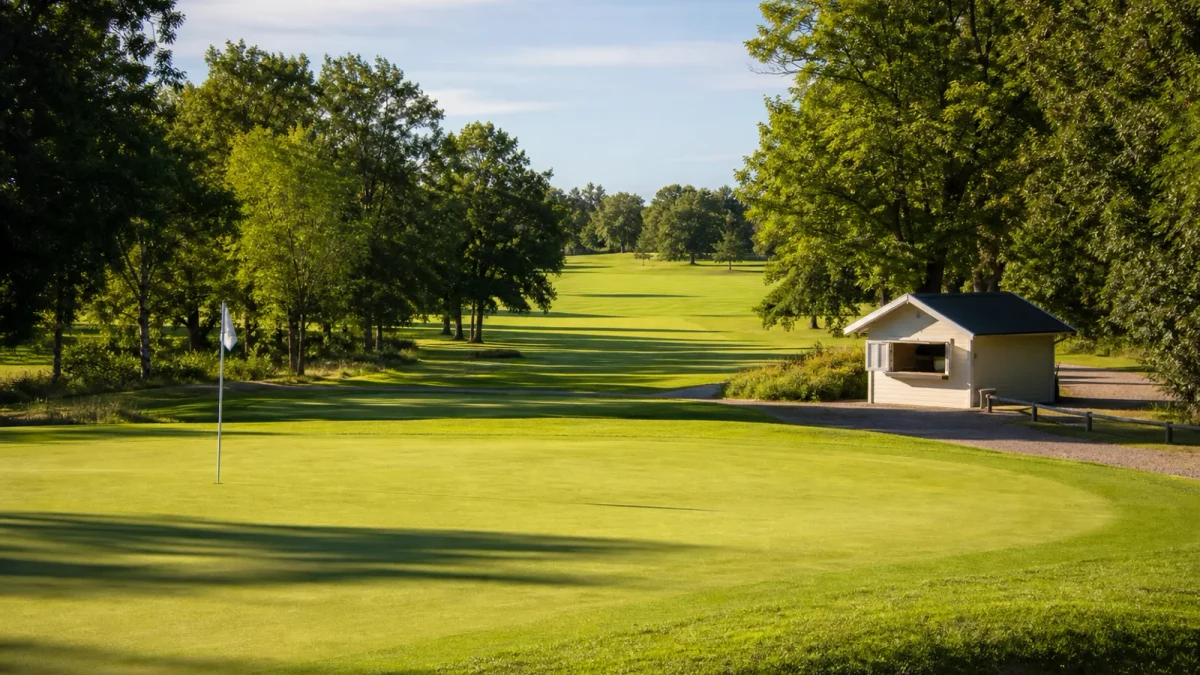 Greenen på hål 18 och kiosken på Sollentuna Golfklubb