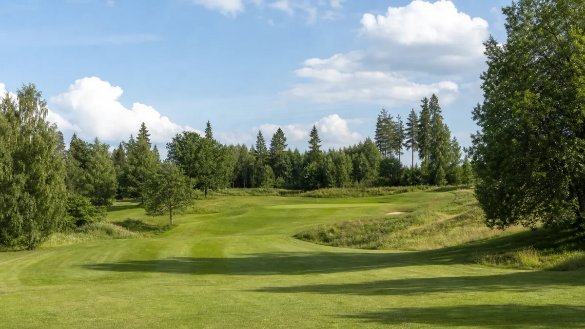 Fairway och green i naturmiljö på Vallentuna Golfklubb