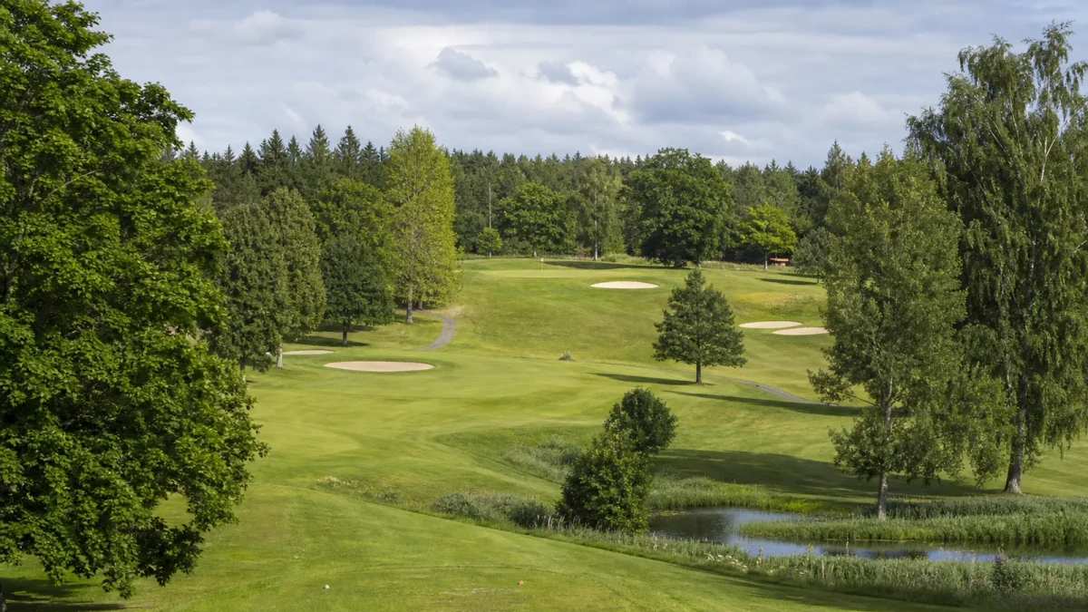 Golfspel på parkbanan vid Viksbergs Golfklubb i Södertälje
