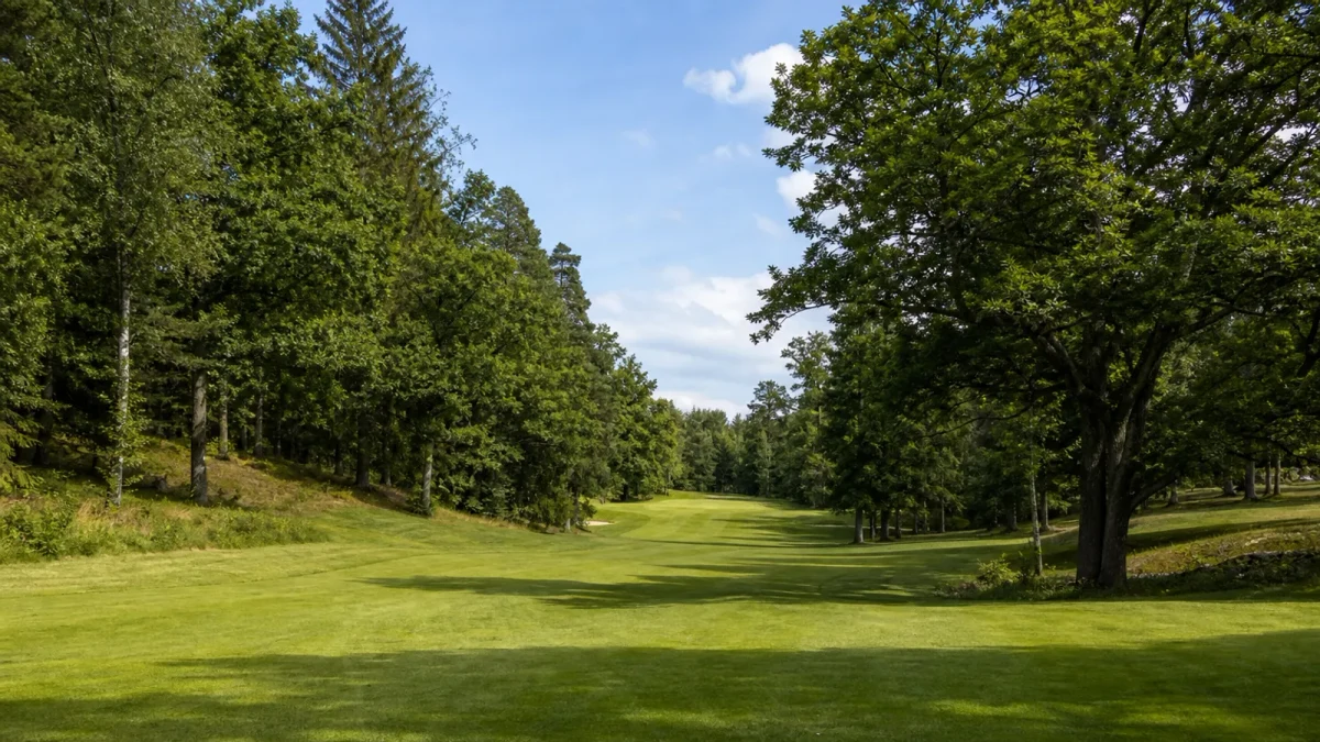 Fairway i skogs- och parkmiljö på Waxholms Golfklubbs 18-hålsbana